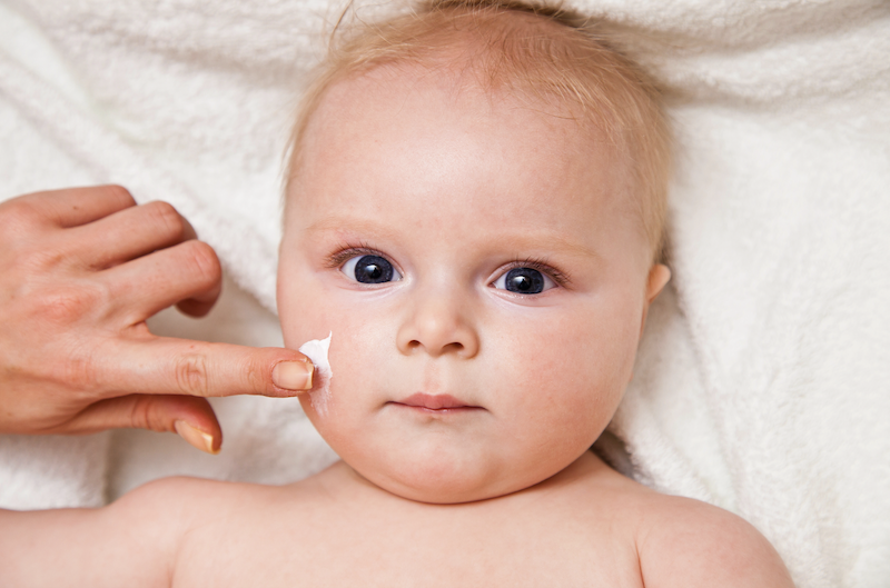 Neurodermitis-T-gliches-Eincremen-beugte-bei-Babys-vor
