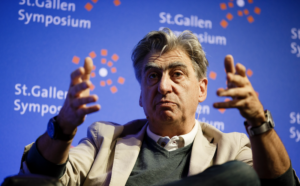 Trotz Zöllen auf seinen Uhren fordert Hayek eine harte Haltung