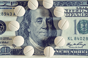 Tabletten auf Dollarnote