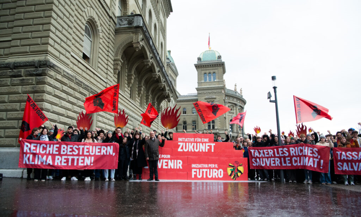 Juso-Initiative-Economiesuisse-malt-schwarz
