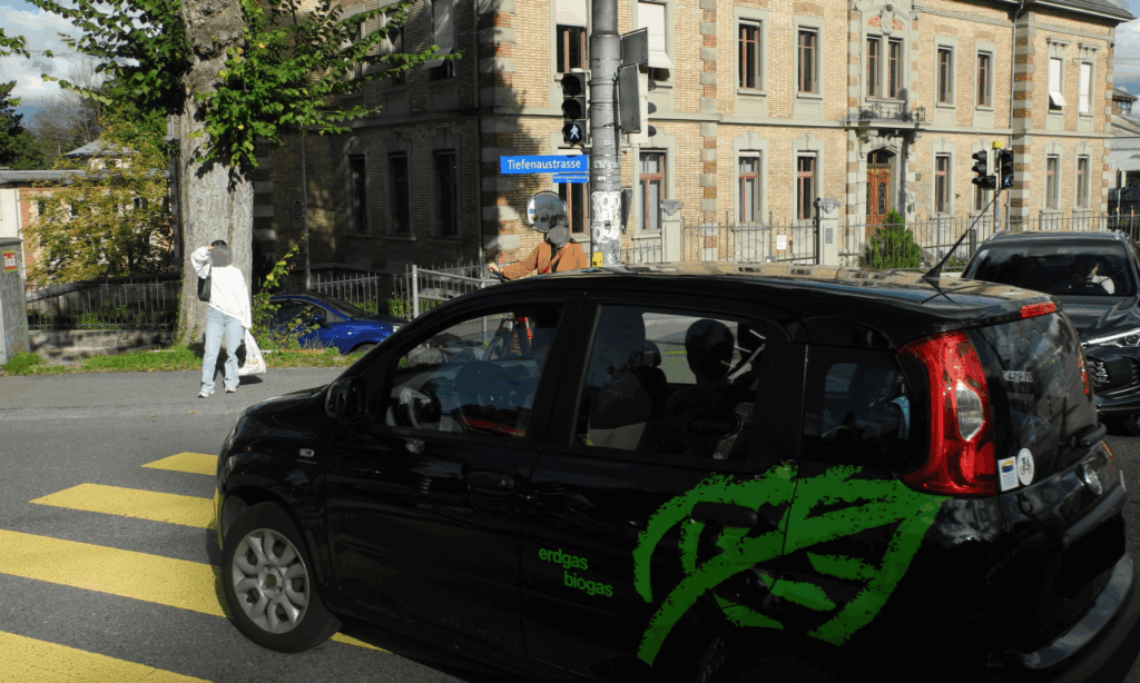 0000000 Bild Fussgänger Henkerbrünnli Auto 1