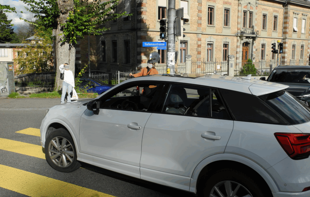 0000000 Bild Fussgänger Henkerbrünnli Auto 2