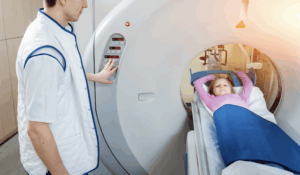 Mädchen im Computertomografen