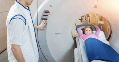 Mädchen im Computertomografen