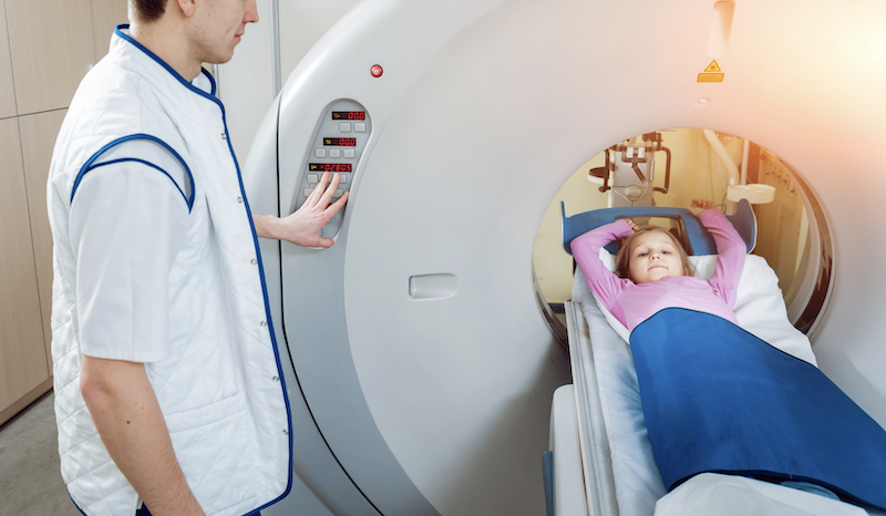 Mädchen im Computertomografen