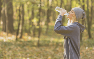 Frau trinkt aus PET-Flasche