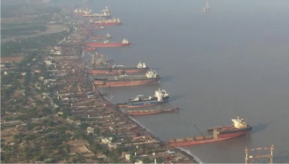 Auf-dem-dreckigen-Friedhof-der-Frachtschiffe