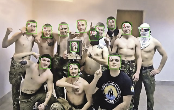 Motika und andere Nazis zeigen das Bild von Hitler.B.P.