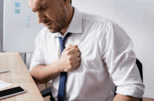 Mann mit Herzinfarkt