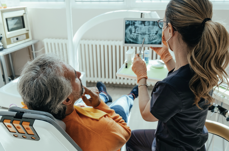 Zahnärztin mit Röntgenbild