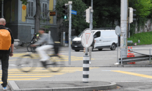 flach0000000 Bild Fussgänger Henkerbrünnli Velo