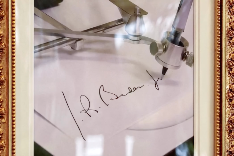 Bidens Unterschriftenmaschiene