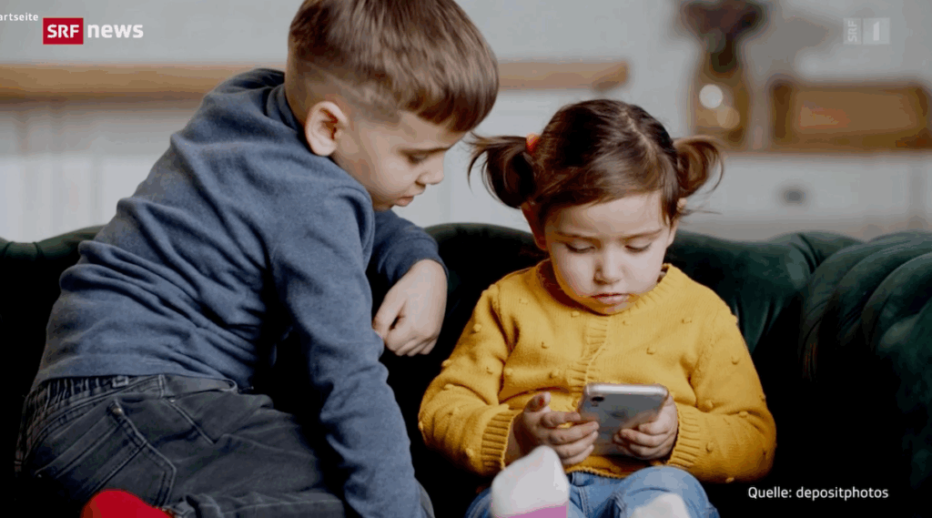 Kinder vor einem Handy