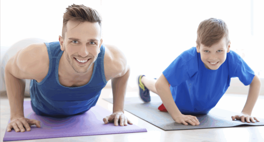 Vater und Sohn mit Liegestützen