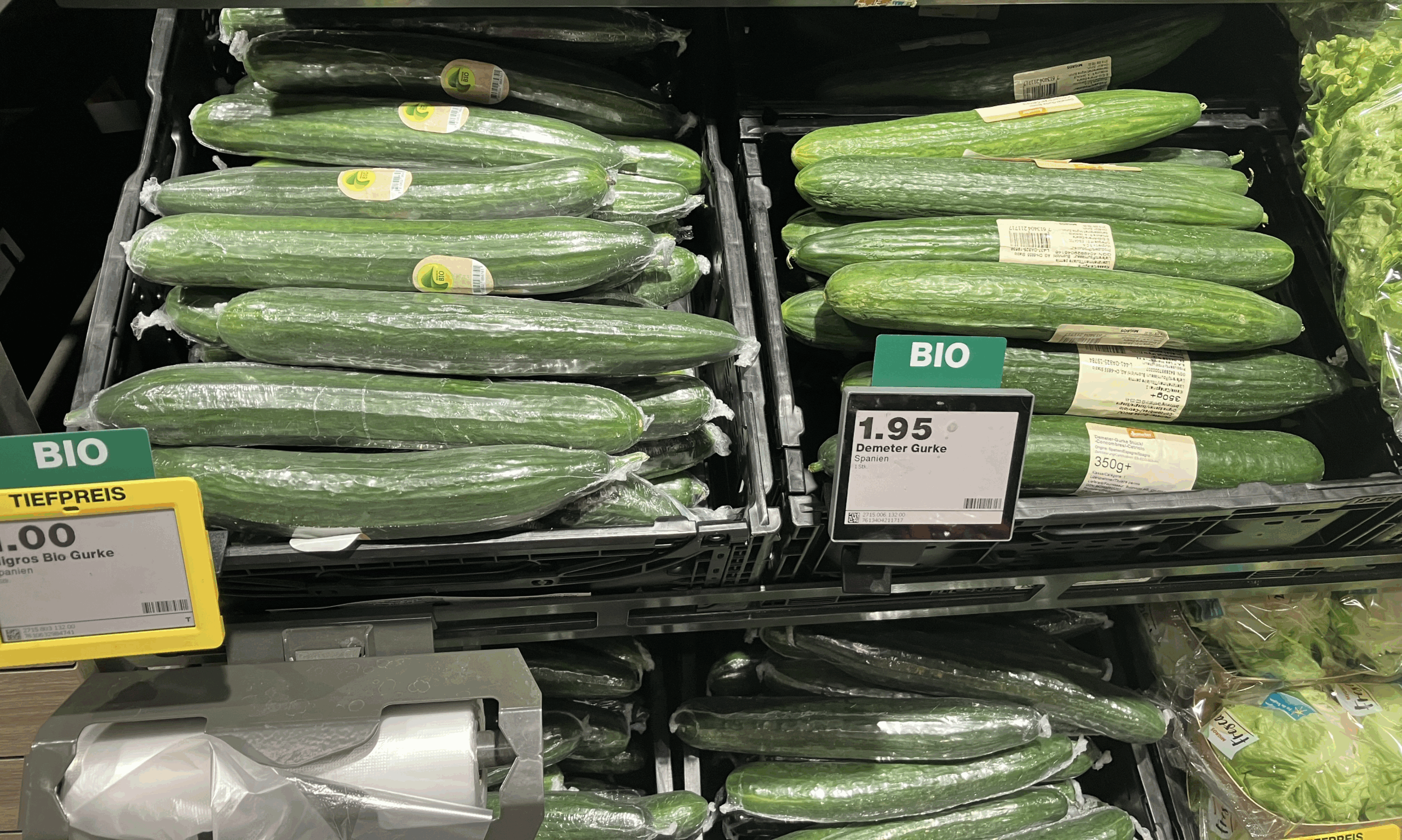 Gurken einmal in Plastik einmal ohne Plastik