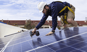 Bundesrat Rösti diskriminiert Solarbetreiber und Stromsparer