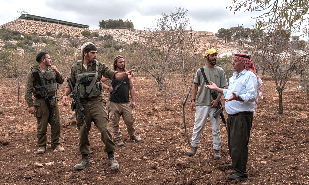 Bewaffnete israelische Siedler, oft beschützt von Soldaten, belästigen und attackieren täglich palästinensische Dorfbewohner mit dem unverhüllten Ziel, sie zu vertreiben.