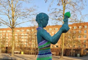Wenn Venus einen Pullover trägt – Däninnen bestricken Statuen
