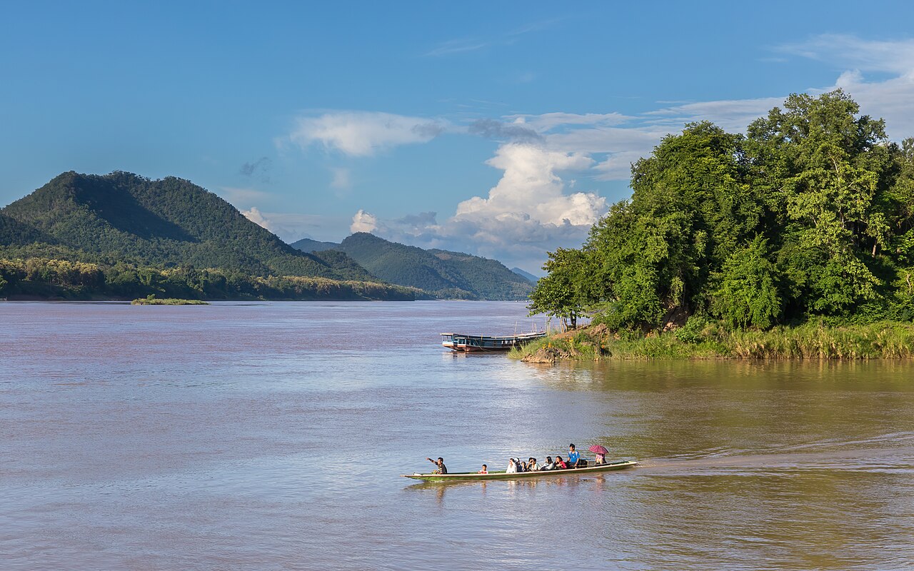 1280px-Pirogue_running_from_the_Nam_Khan_river_to_the_Mekong_a_sunny_day_in_Luang_Prabang_Laos
