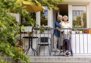 Zu Hause leben anstatt im Heim – diese Dinge nützen