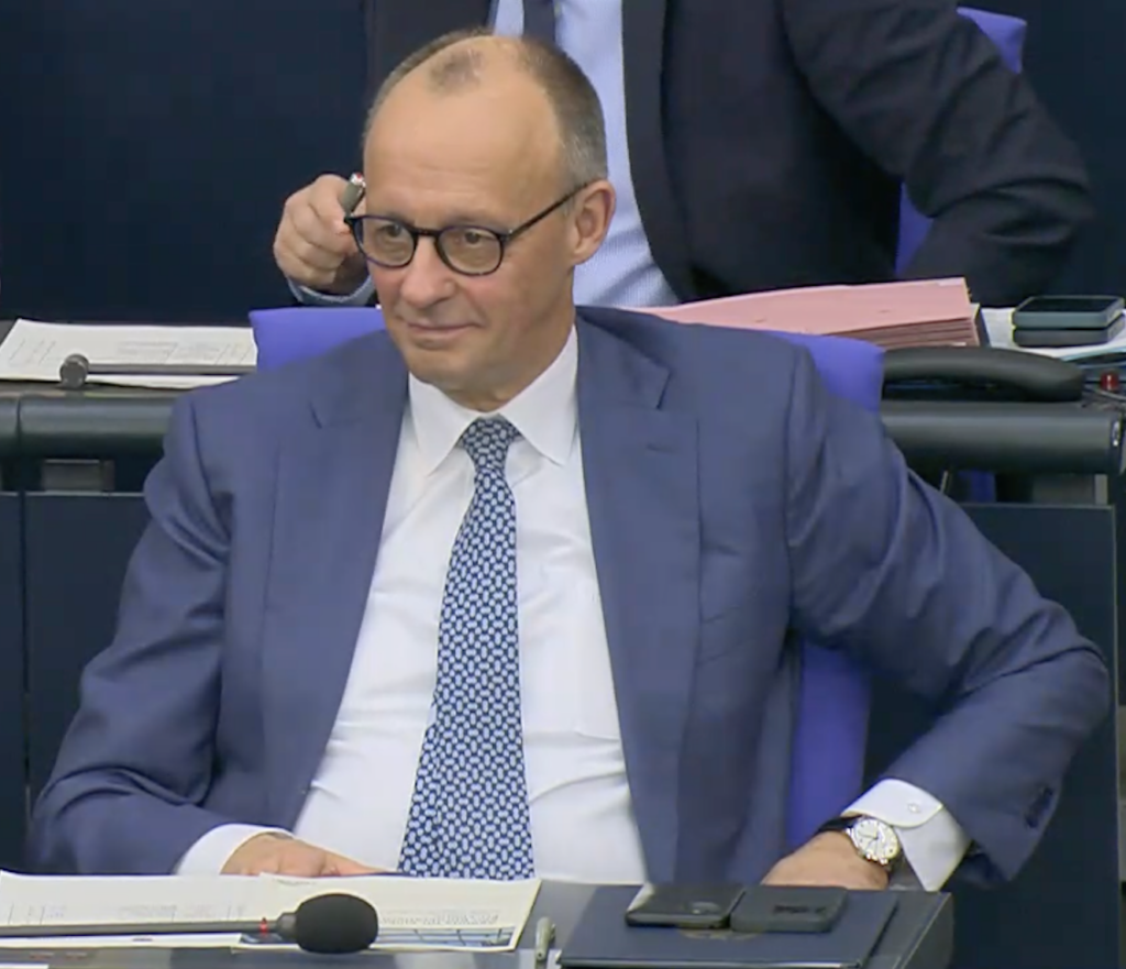 Der Kanzler hört lächelnd zu