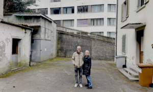 Balkon mit Blick auf die Crack-Szene