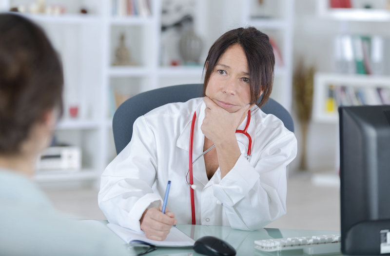 Ärztin hört zu