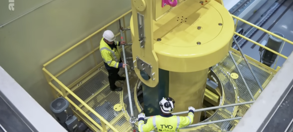 Ein Behälter mit Atommüll wird versenkt