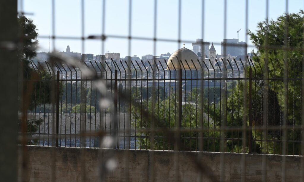 Felsendom hinter Gitter und Stacheldraht