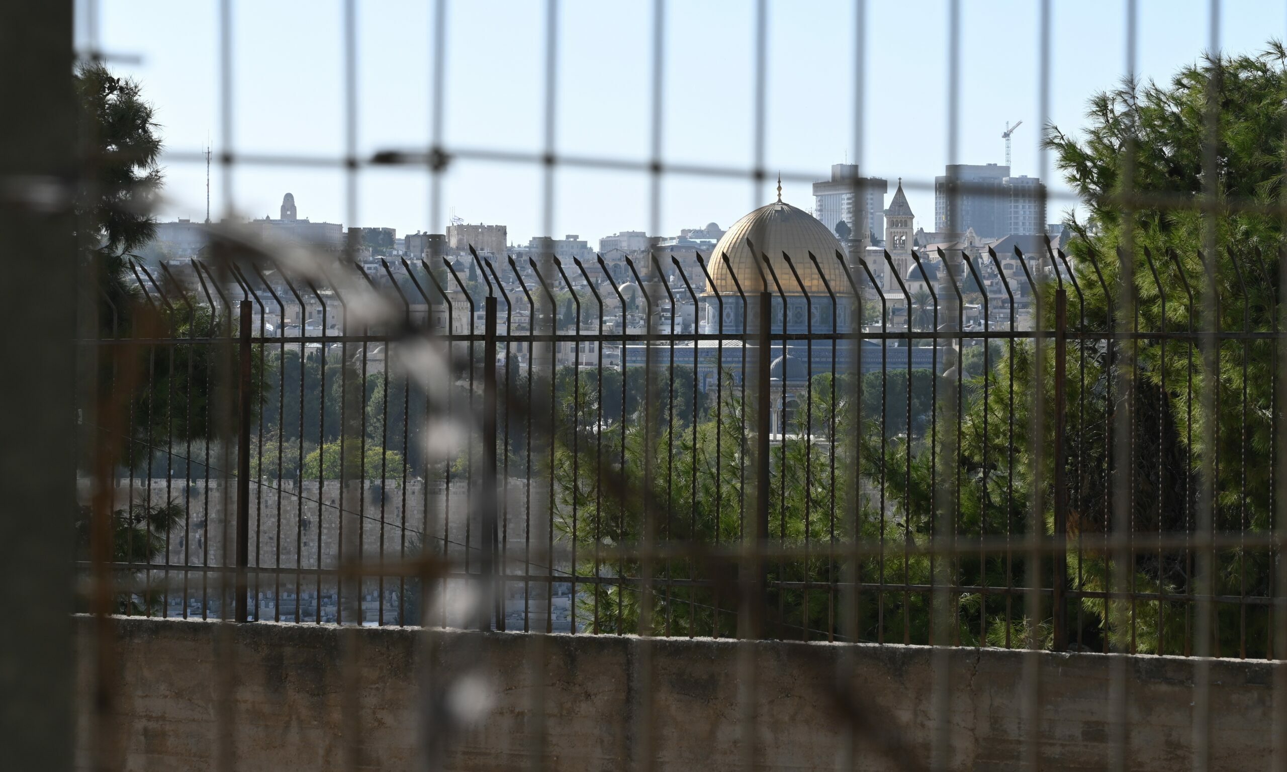 Felsendom hinter Gitter und Stacheldraht