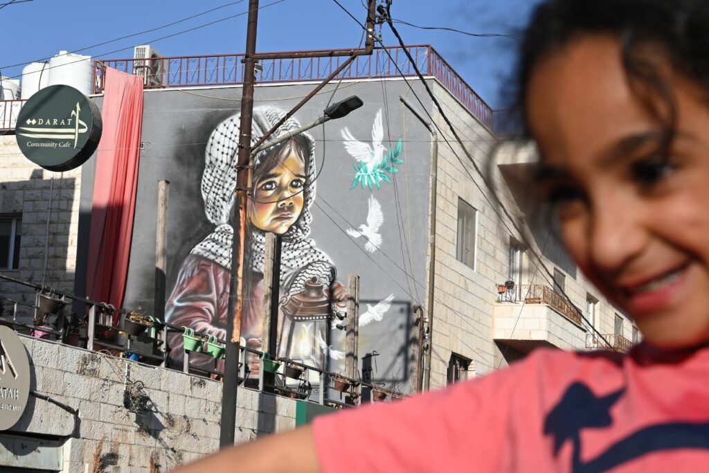 street Art Amman_Kriegsopfer und Mädchen