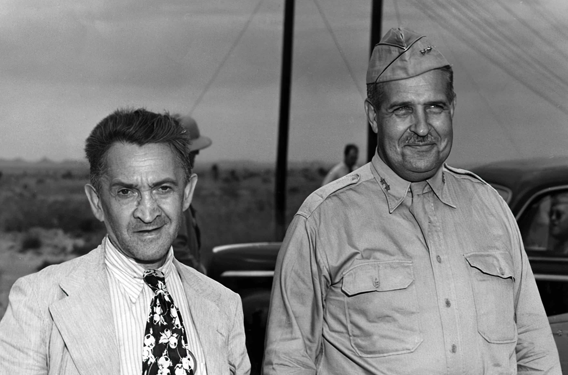 William L. Laurence und General Leslie R. Groves Aufmacherbild