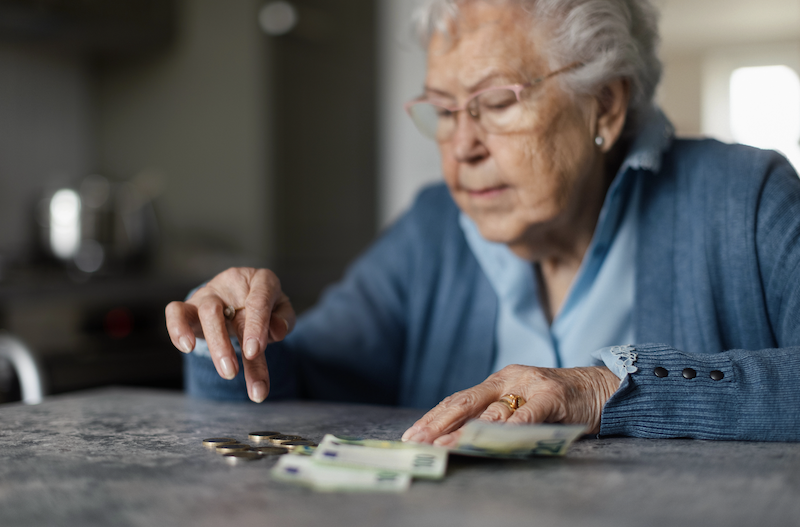 Seniorin zählt Geld