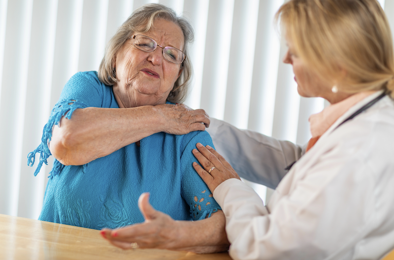 Patientin mit Schulterschmerzen
