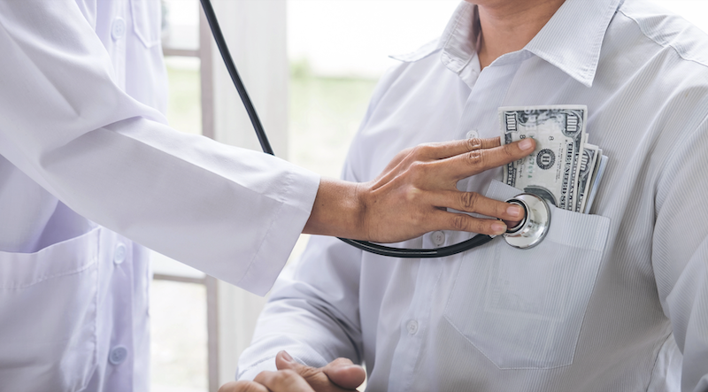 Arzt zieht Patient Geld aus der Tasche