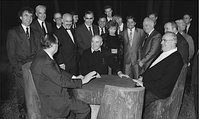 Michail Gorbatschow am 15. Juli 1990 mit Hans-Dietrich Genscher und Helmut Kohl . Informationsamt der Bundesregierung