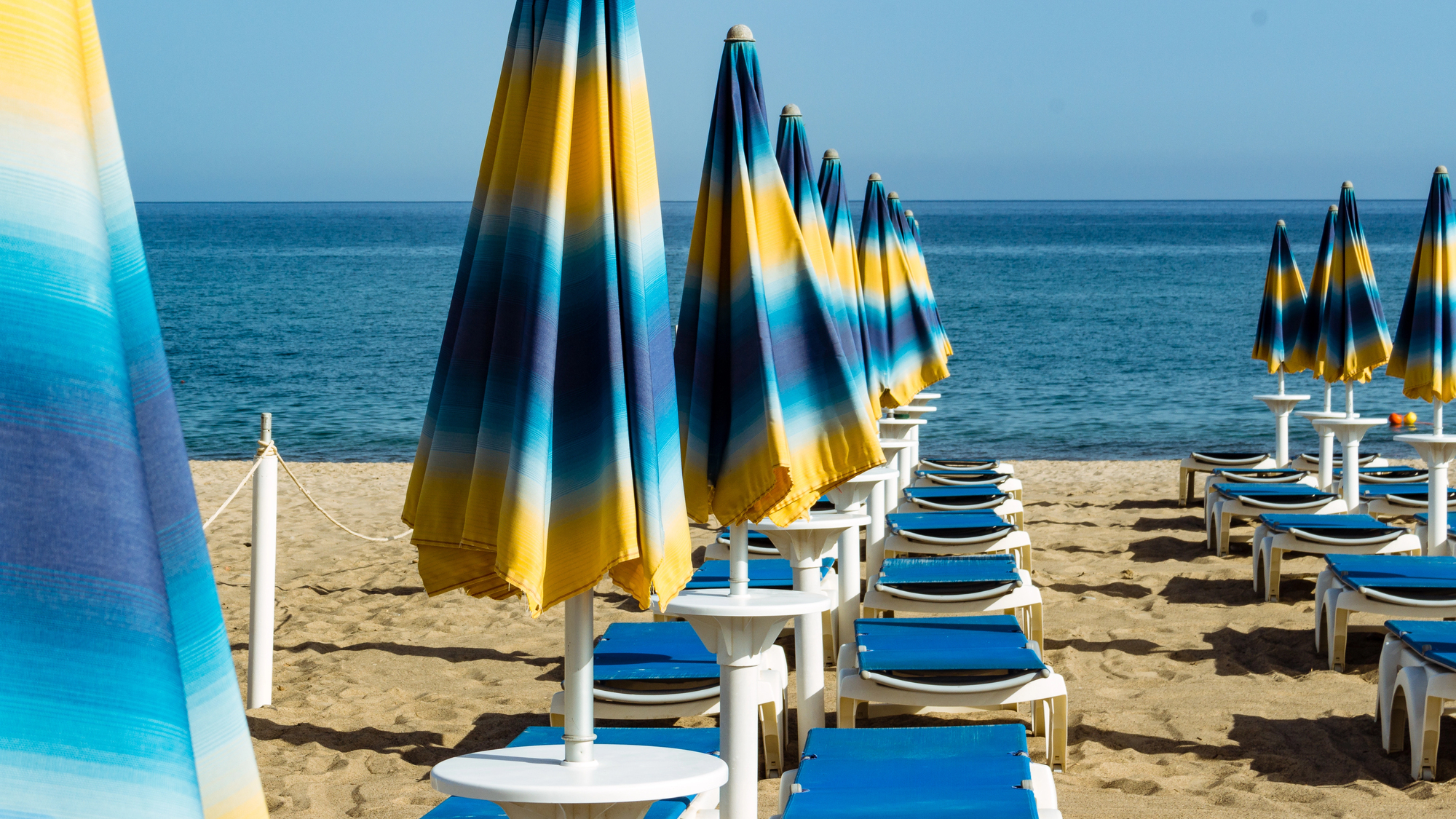 Sonnenschirme an italienischem Strand